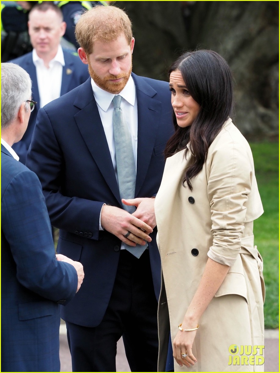 Prince Harry & Meghan Markle Greet Fans at Botanical Gardens in Melbourne!