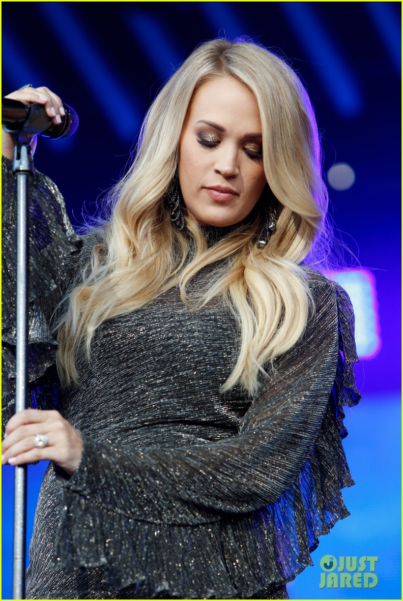 Pregnant Carrie Underwood Performs on 'Jimmy Kimmel Live'!