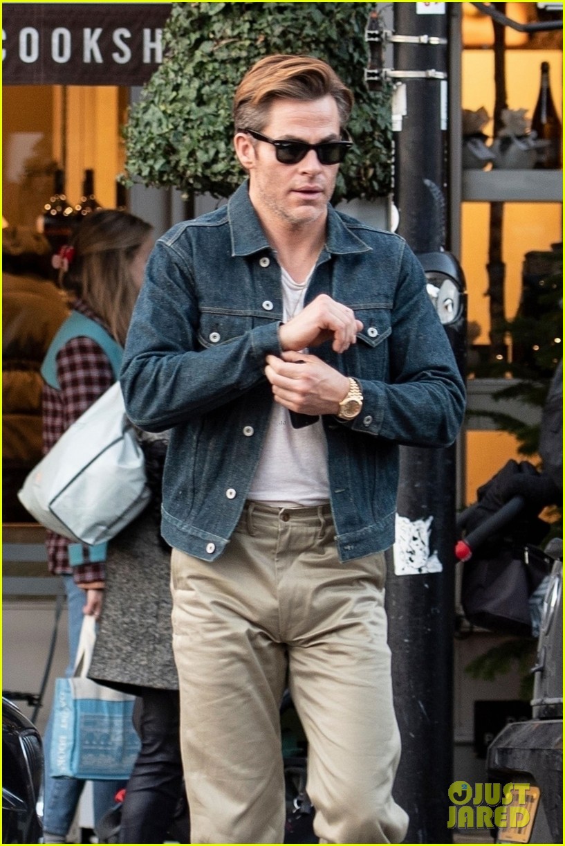 Chris Pine Checks Out a Hot Classic Car in London!