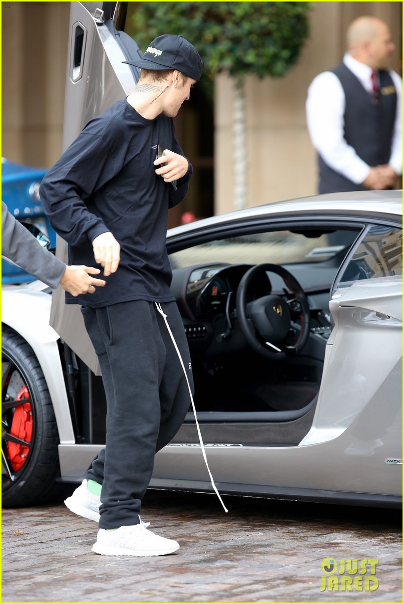 Justin Bieber Is All Smiles While Taking a Spin in His Lamborghini!