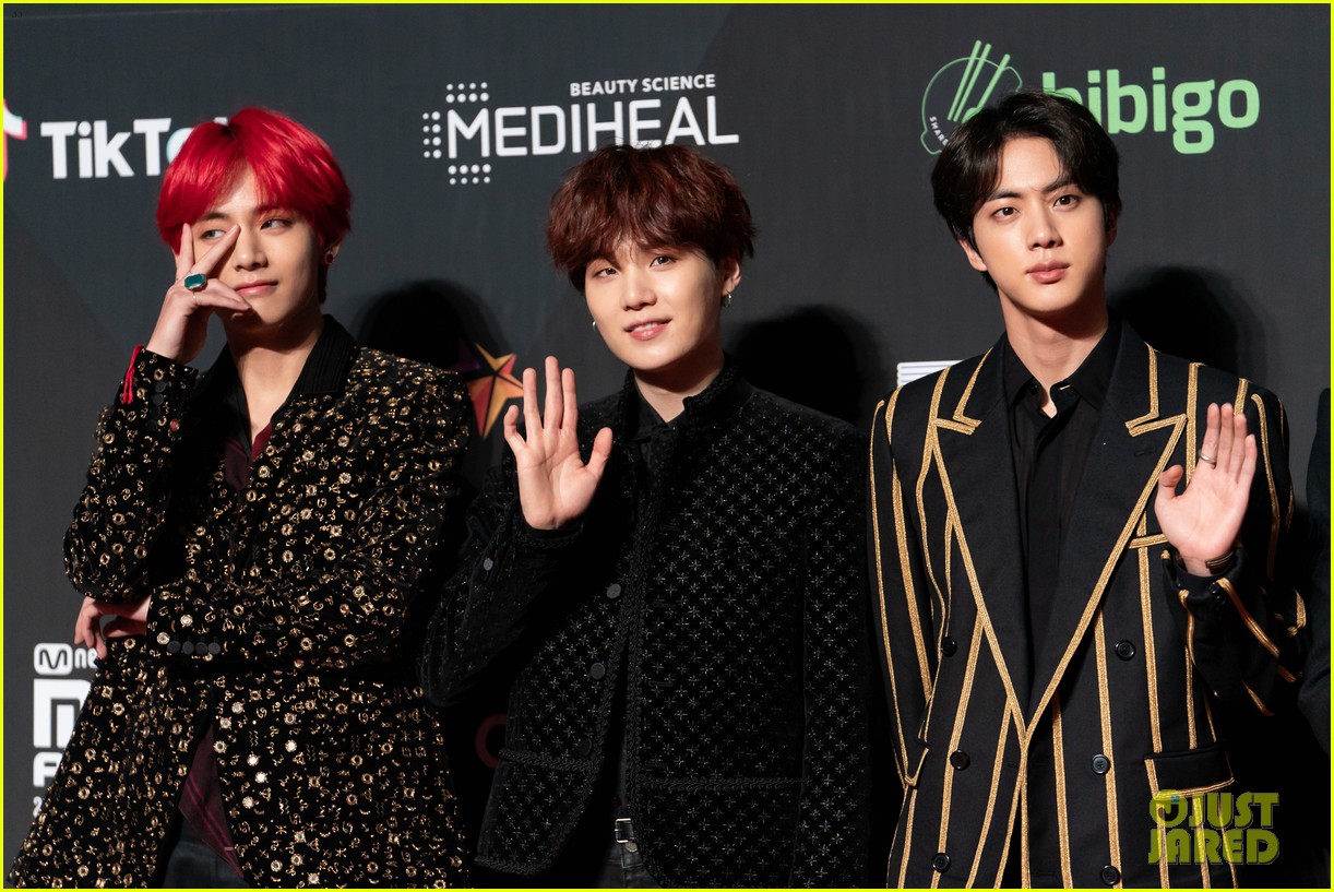 BTS Help Honor Janet Jackson with Inspiration Award at Mnet Asian Music Awards!