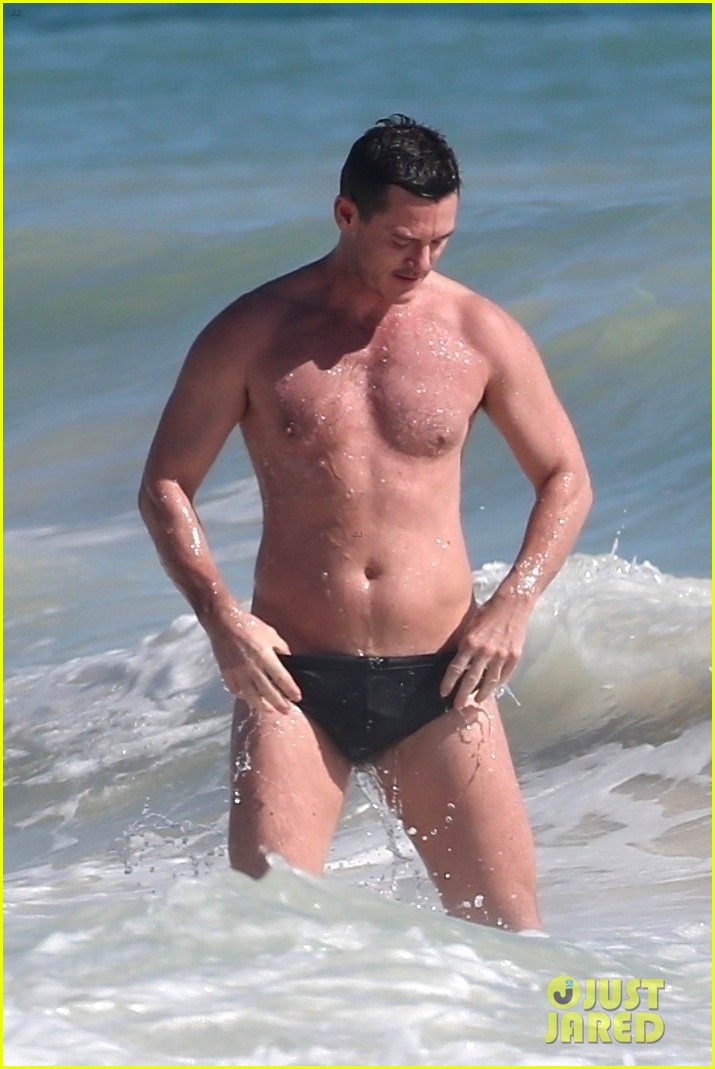 Luke Evans Bares Hot Body in Tiny Speedo on Vacation in Mexico!
