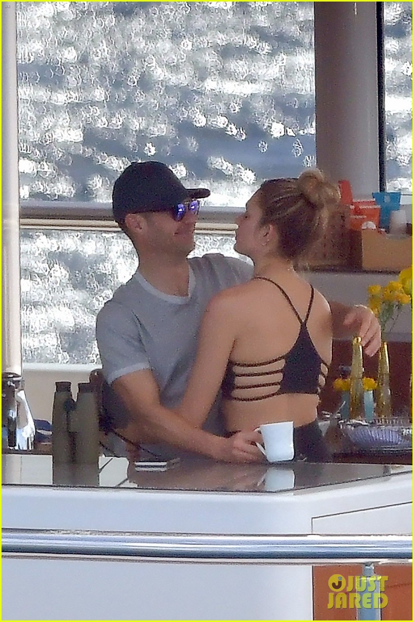 Ryan Seacrest & Girlfriend Shayna Taylor Pack on the PDA During Christmas Vacation!