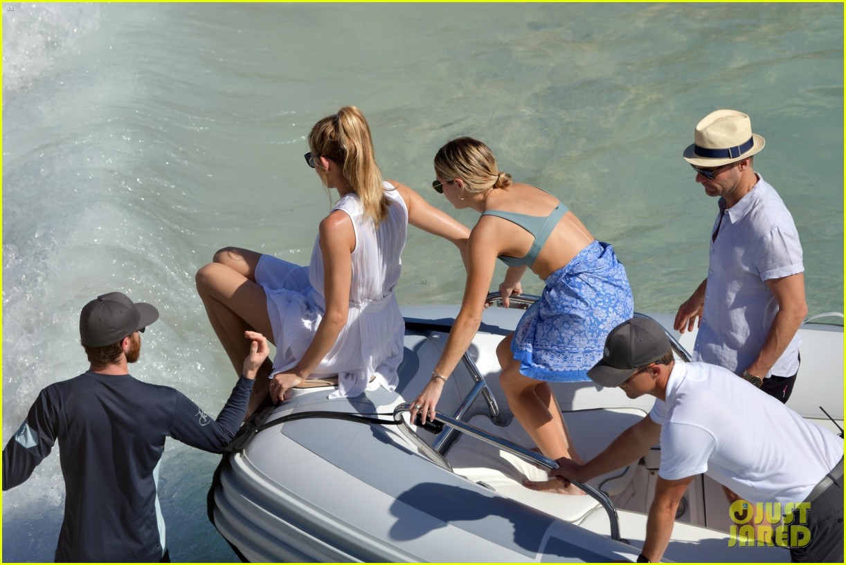 Ryan Seacrest & Girlfriend Shayna Taylor Pack on the PDA During Christmas Vacation!