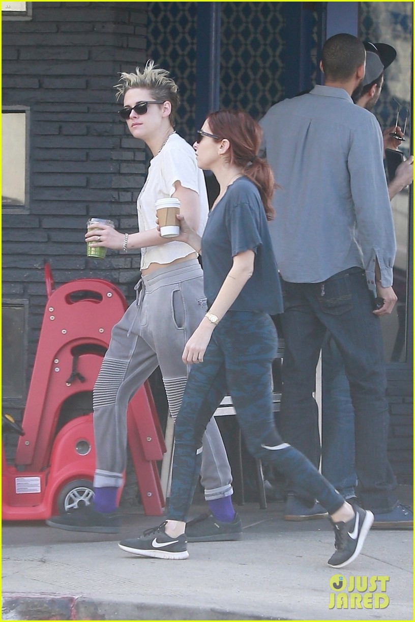 Kristen Stewart & Sara Dinkin Hold Hands for Saturday Morning Hike