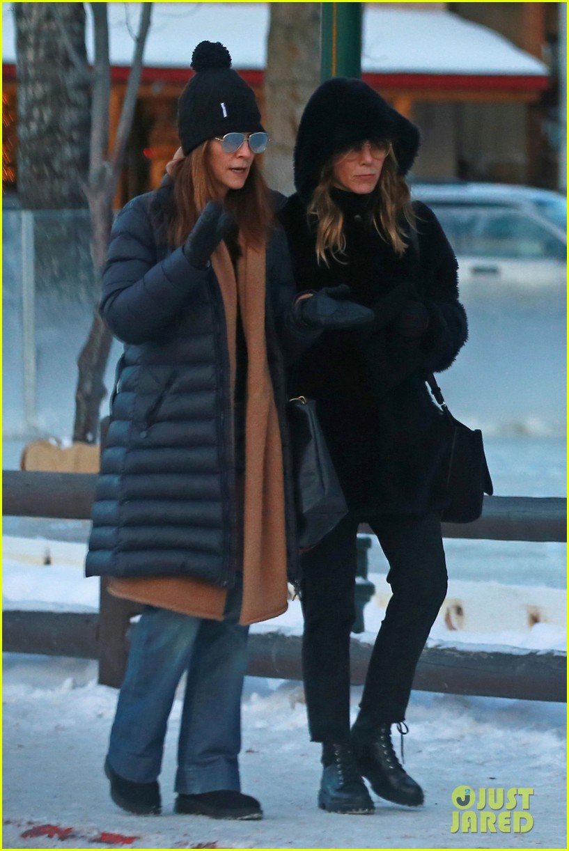 Jennifer Aniston Hangs with Celeb Pals Jimmy Kimmel & Jason Bateman on New Year's Vacation!