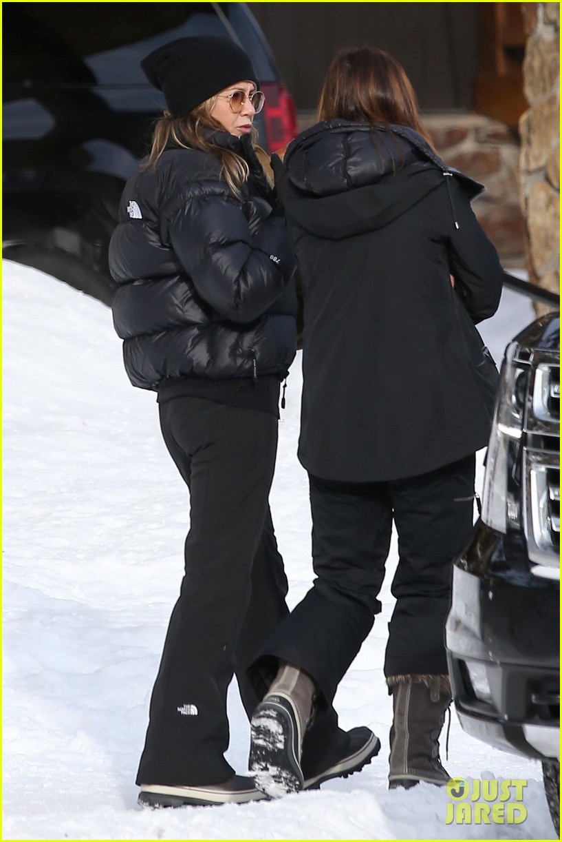 Jennifer Aniston Hangs with Celeb Pals Jimmy Kimmel & Jason Bateman on New Year's Vacation!