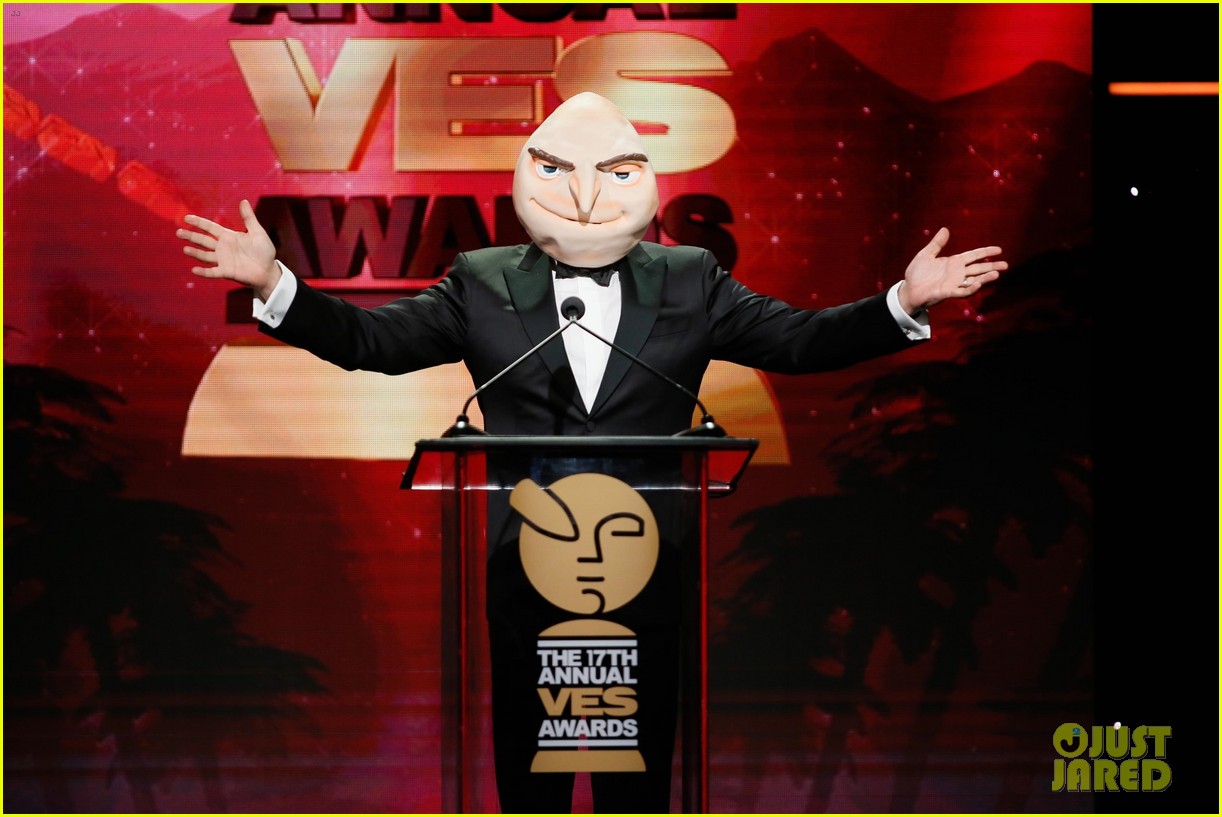 Steve Carell Hits Stage as Gru at VES Awards 2019!