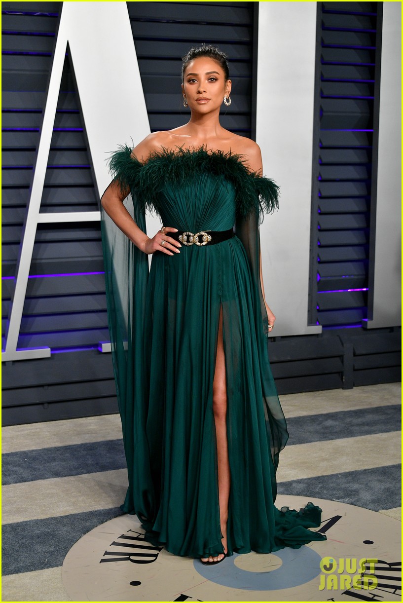 Amandla Stenberg & Rowan Blanchard Wear Statement Gowns To Vanity Fair's Oscar Party