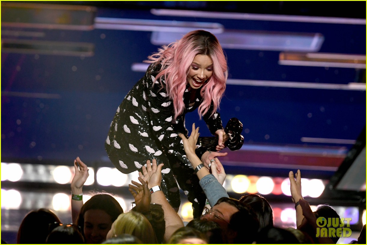 Halsey Accepts Fan Girl Award at iHeartRadio Awards 2019 - Watch Her Speech!