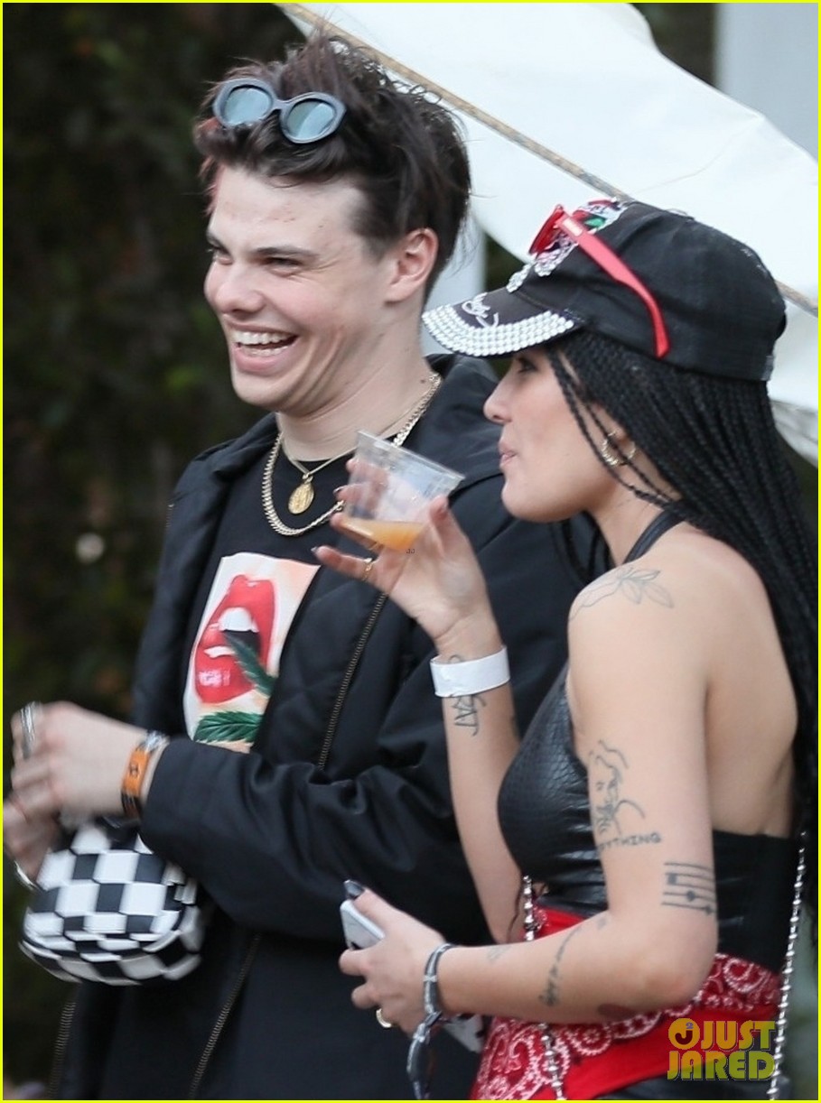 Halsey Shares a Laugh with Boyfriend Yungblud at Coachella 2019!