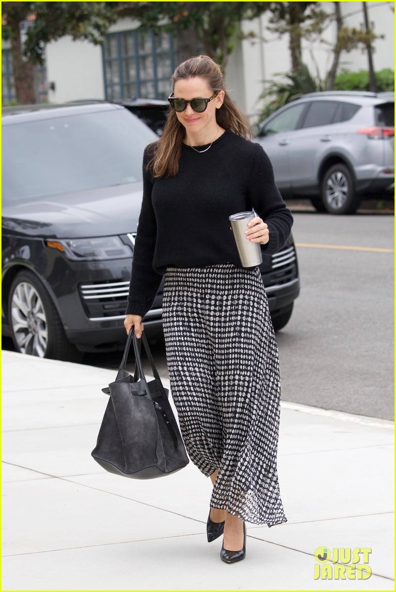 Jennifer Garner & Ben Affleck Take the Kids to a Sunday Church Service