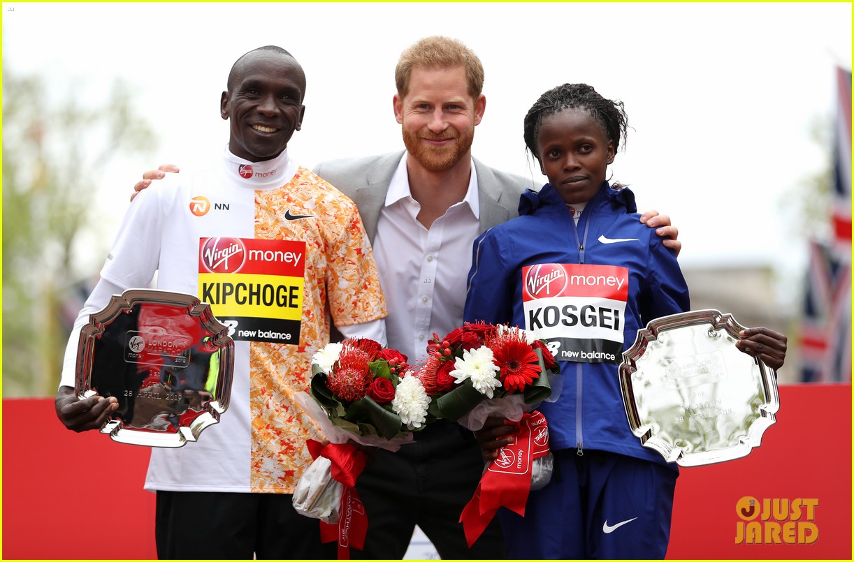 Prince Harry Cheers on Runners at Virgin Money London Marathon 2019!