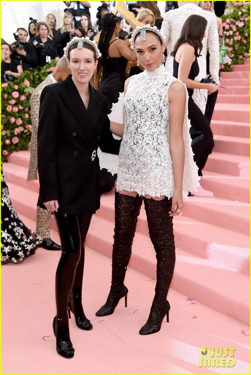 Gal Gadot Is Angelic on Met Gala 2019 Red Carpet!