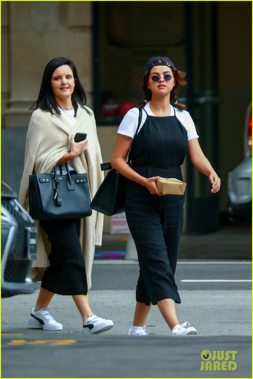Selena Gomez Meets Up with Friends for Lunch!