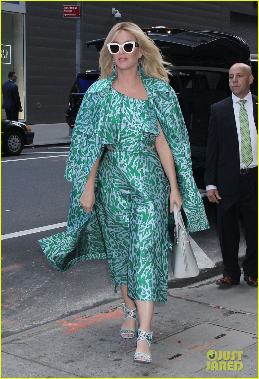 Katy Perry Reveals Chandelier Dress at Met Gala Weighed 40 Pounds: 'Nervous I Was Gonna Timber'! - Just Jared - Celebrity News and Gossip | Entertainment Katy Perry Reveals Chandelier Dress at Met Gala Weighed 40 Pounds: 'Nervous I Was Gonna Timber'! - Just Jared - Celebrity News and Gossip | Entertainment