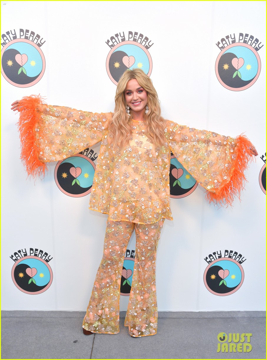 Katy Perry Debuts 'Never Really Over' at YouTube Music Fan Experience!
