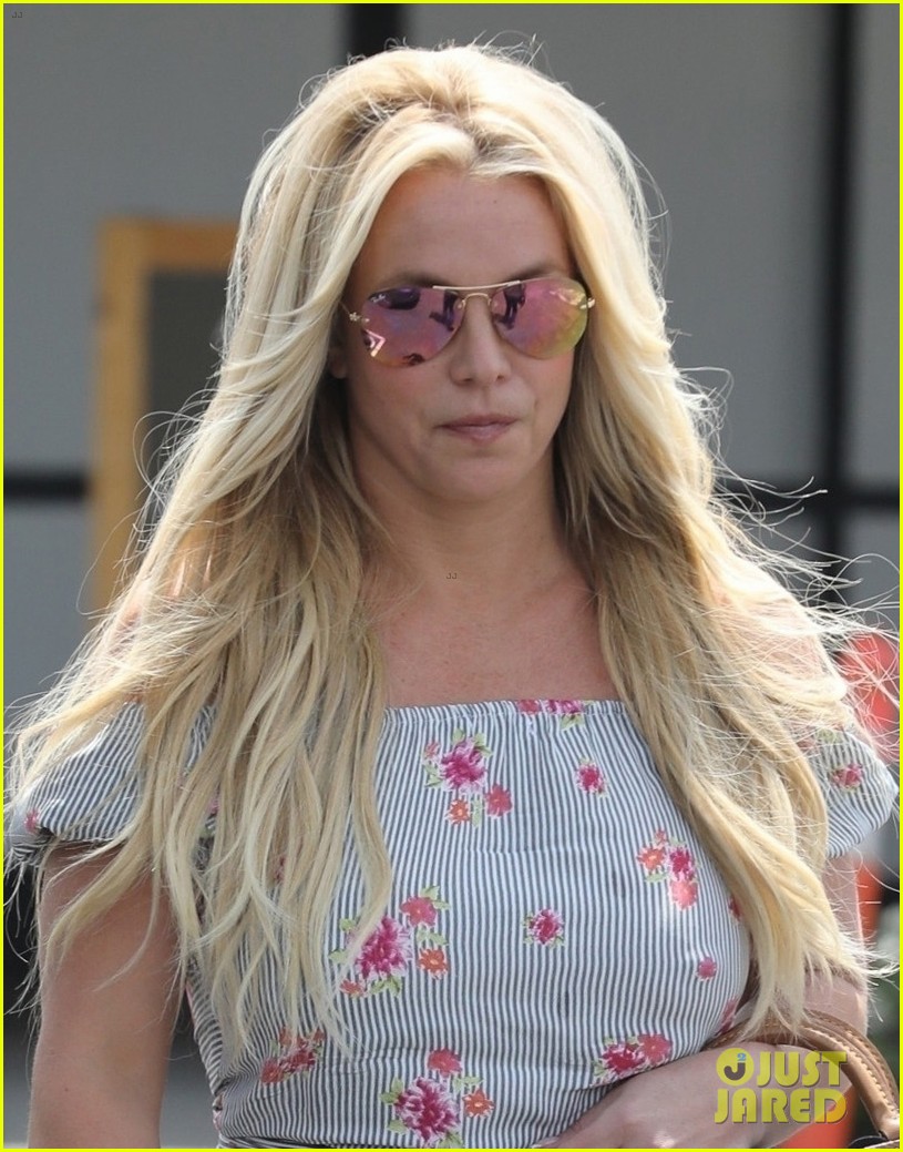 Britney Spears Bares Her Toned Midriff During Afternoon Outing! 