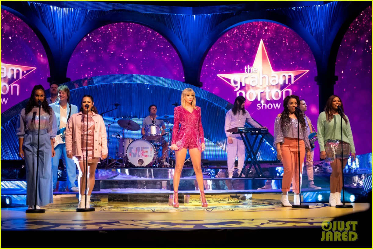 Taylor Swift Performs New Song 'ME!' on 'Graham Norton Show'!