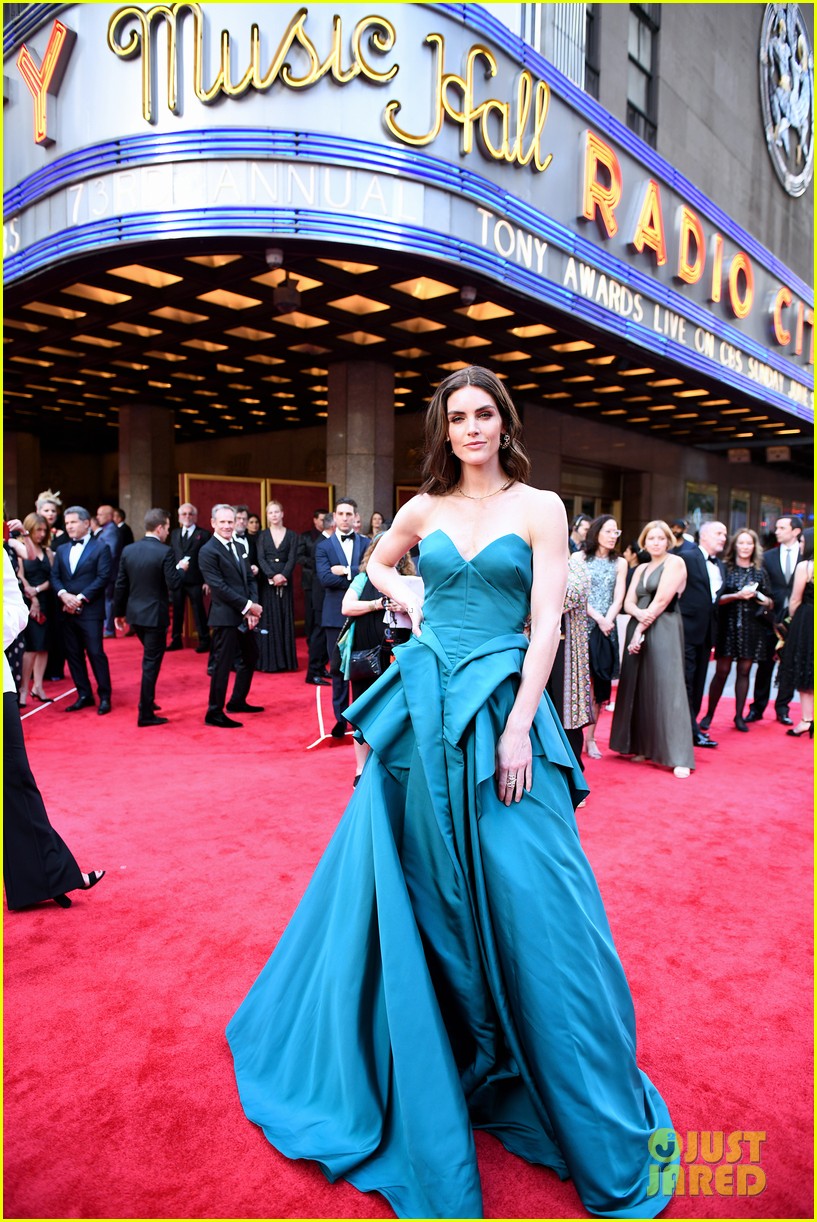 Emily Ratajkowski Shows Off Short Haircut at Tony Awards 2019