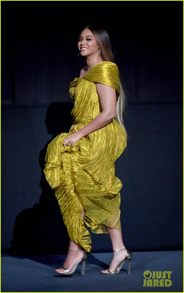 Beyonce Wore the New 'Lion King' Makeup Line to the London Premiere!