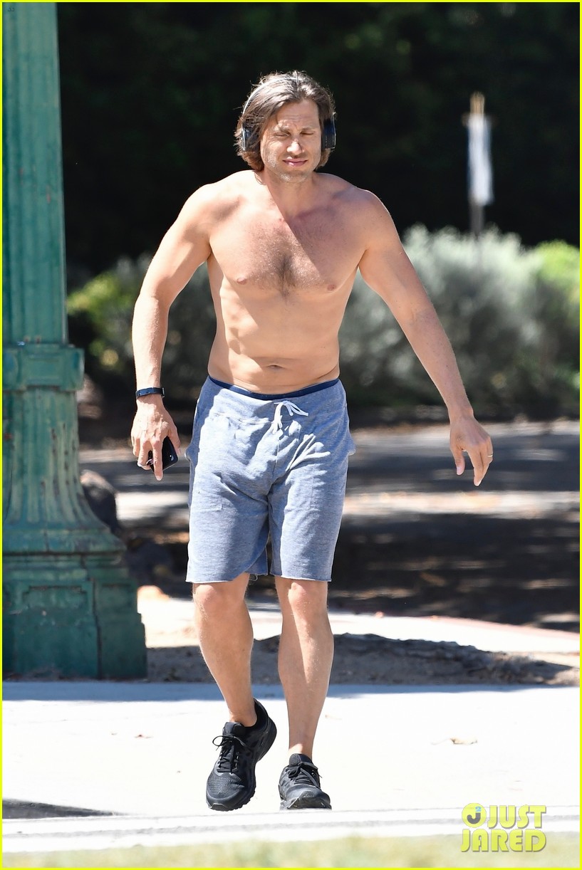 Brad Falchuk Bares Hot Body on Shirtless Jog!