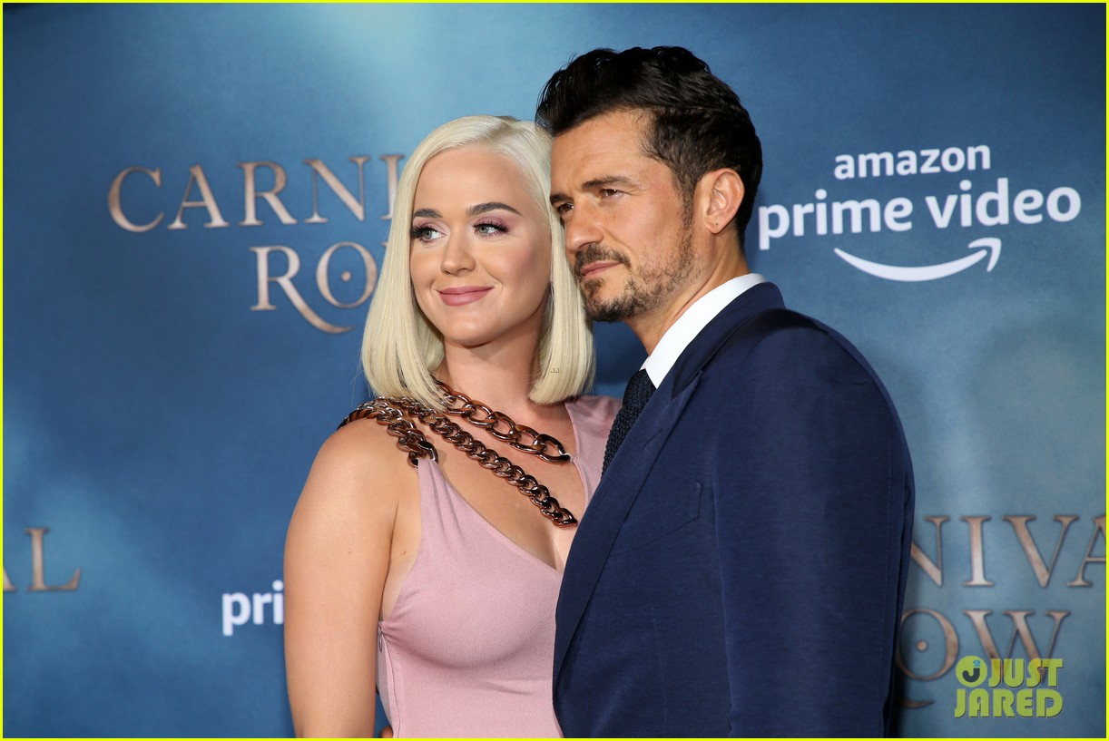 Katy Perry & Orlando Bloom Share a Kiss at 'Carnival Row' Premiere!