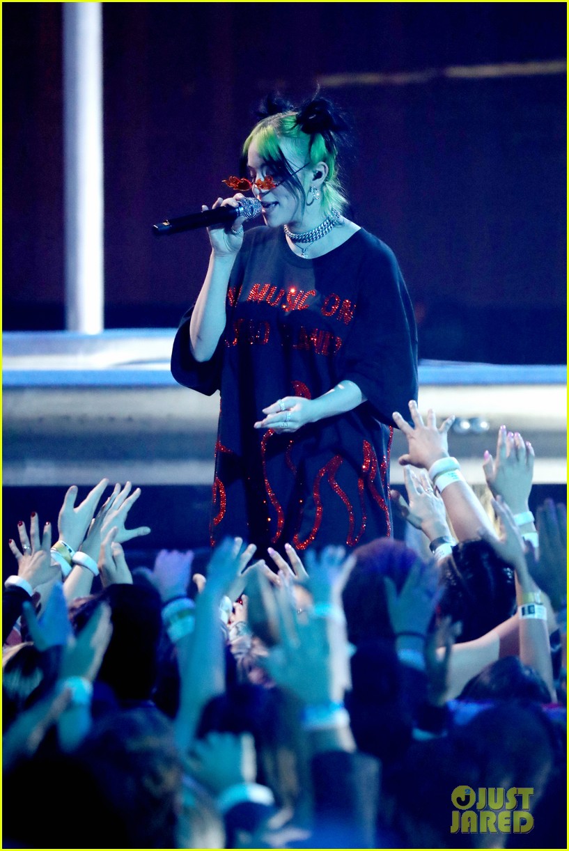 Billie Eilish Performs 'All The Good Girls Go To Hell' at American Music Awards 2019 (Video)