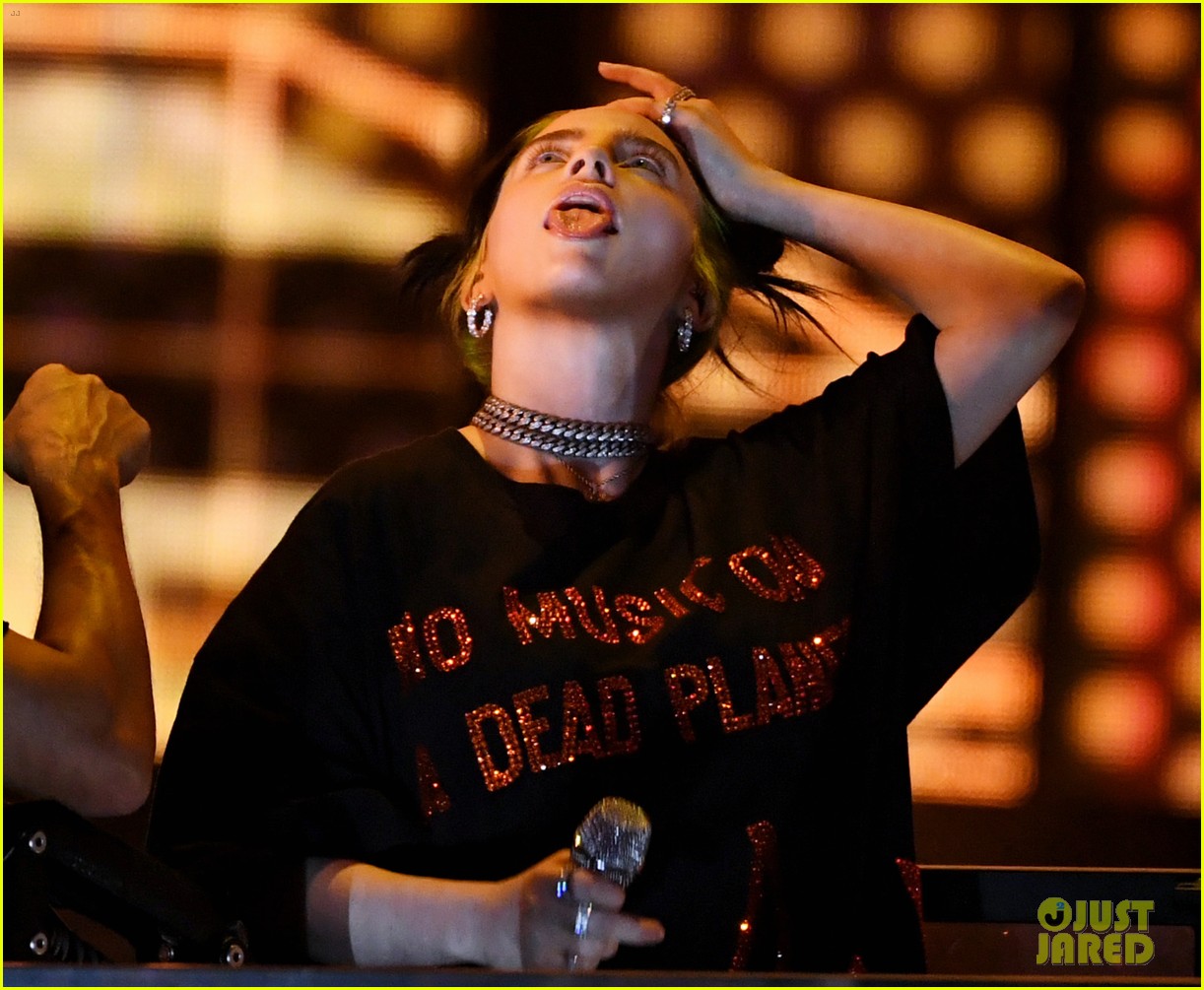 Billie Eilish Performs 'All The Good Girls Go To Hell' at American Music Awards 2019 (Video)