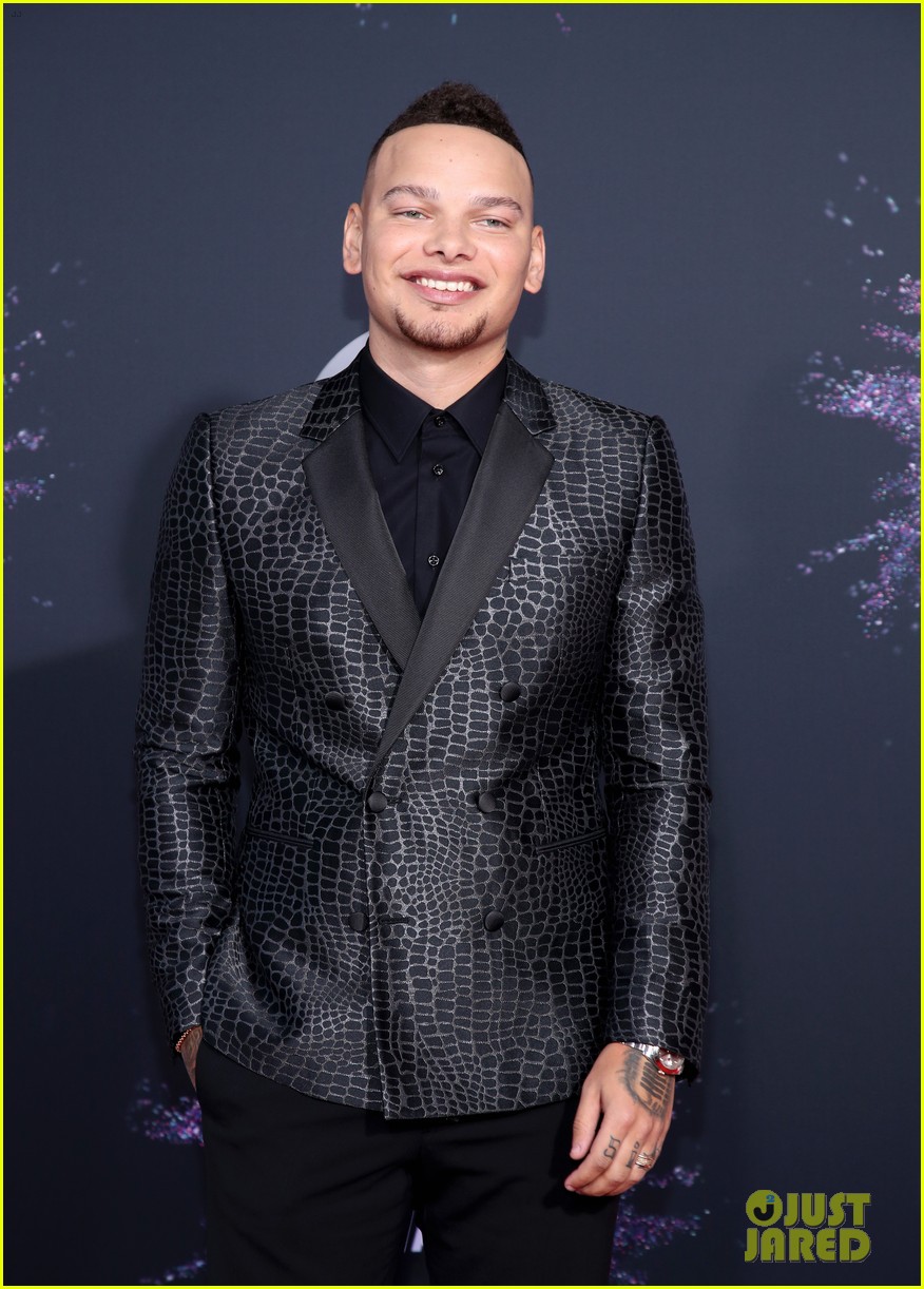 Kane Brown Looks Handsome on the Red Carpet at American Music Awards 2019