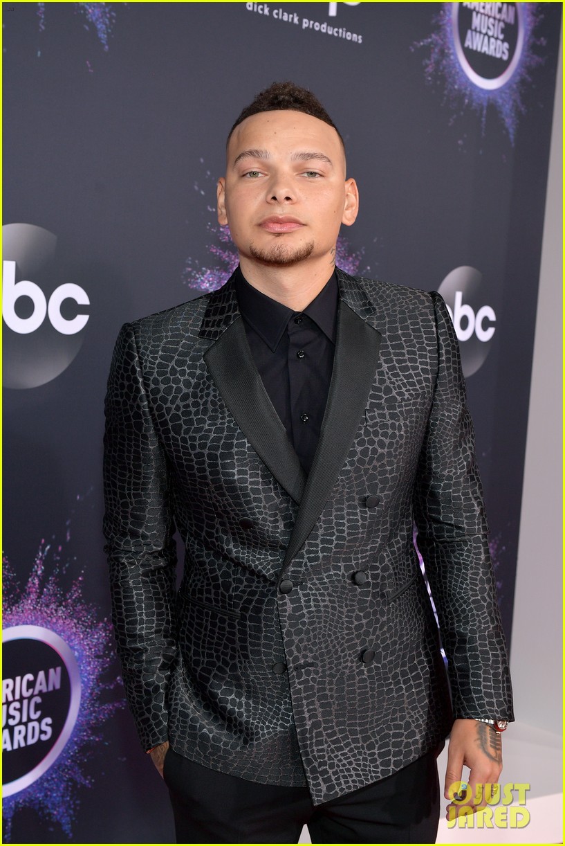 Kane Brown Looks Handsome on the Red Carpet at American Music Awards 2019