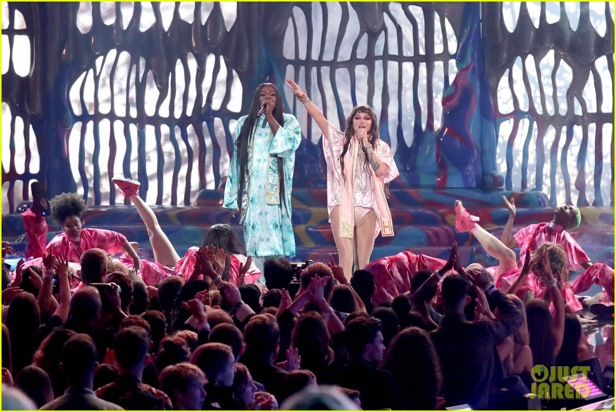 Kesha Performs 'Tik Tok' & 'Raising Hell' With Big Freedia at AMAs 2019 (Video)