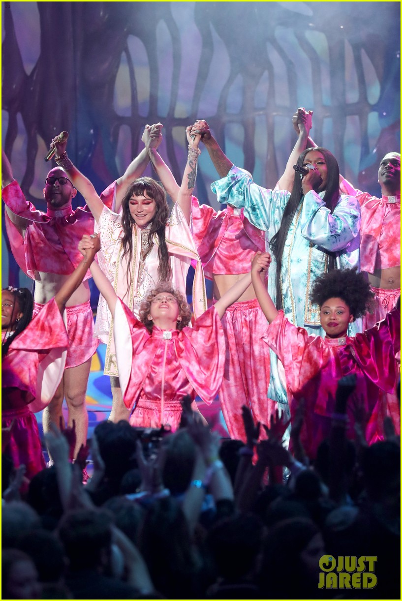 Kesha Performs 'Tik Tok' & 'Raising Hell' With Big Freedia at AMAs 2019 (Video)