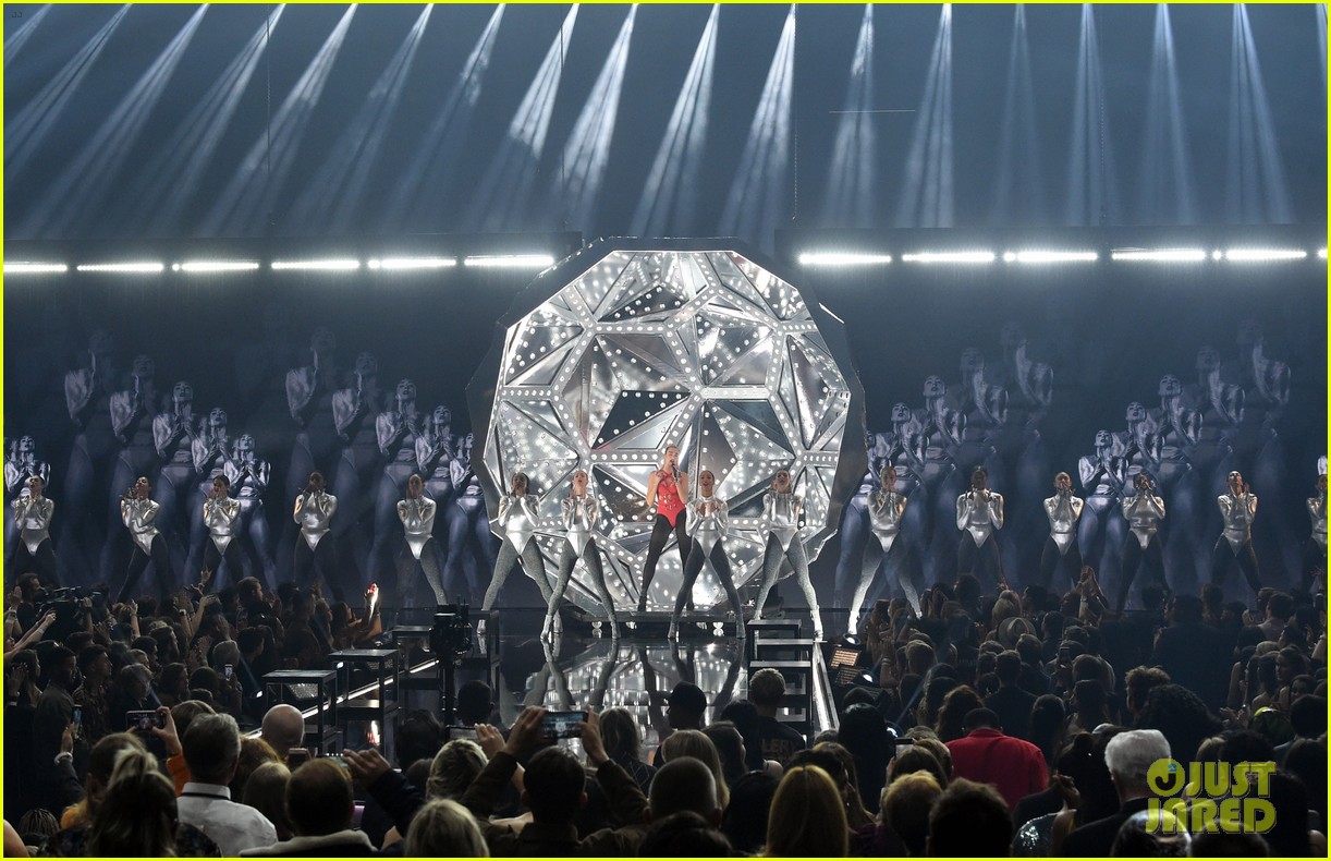 Dua Lipa Performs 'Don't Start Now' with Lots of Balloons at American Music Awards 2019 (Video)
