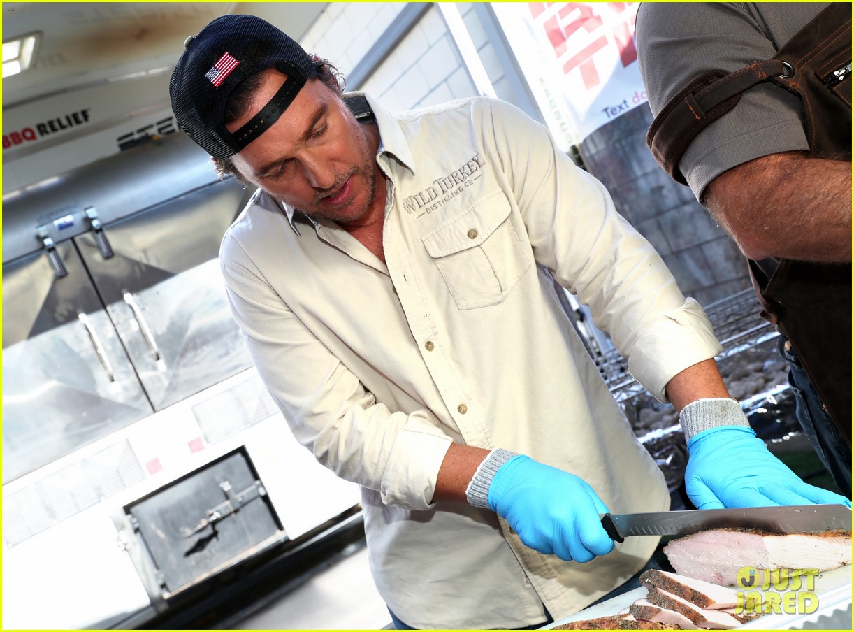Matthew McConaughey Helps Deliver Meals to First Responders Battling the L.A. Wildfires