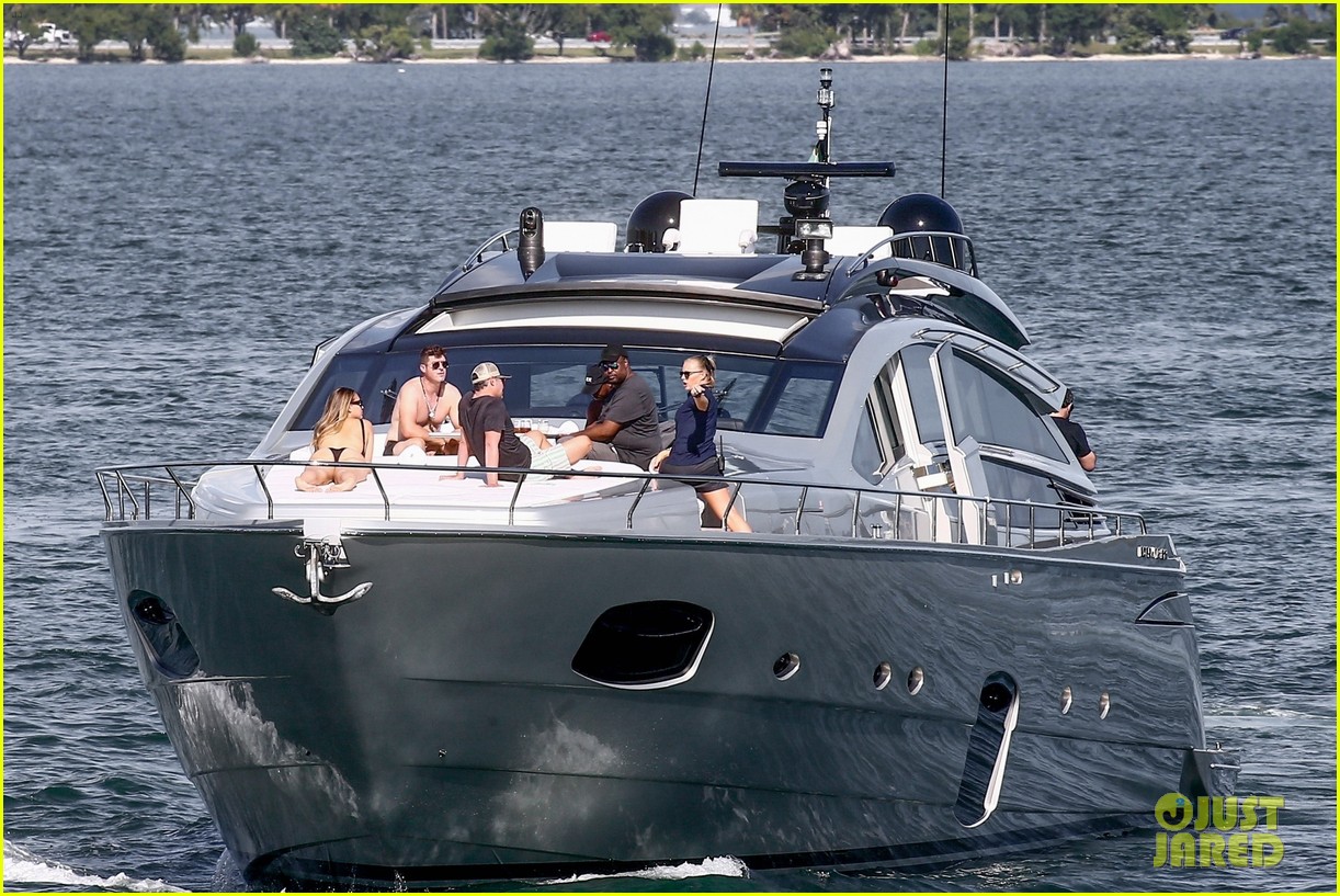 Robin Thicke Goes Shirtless for a Boat Day in Miami