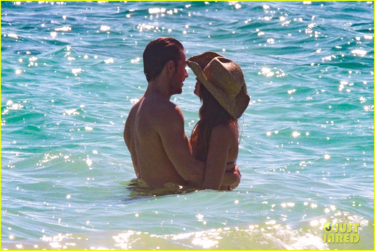 Eiza Gonzalez & Boyfriend Luke Bracey Bare Hot Bodies at the Beach in Mexico!