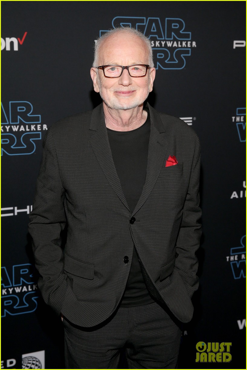 Harrison Ford Joins Mark Hamill & 'Star Wars' Cast at 'Rise of Skywalker' Premiere!
