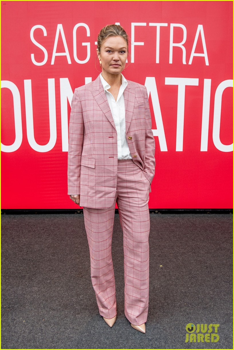 Jennifer Lopez & 'Hustlers' Cast Brave the Snow for SAG Event in New York!