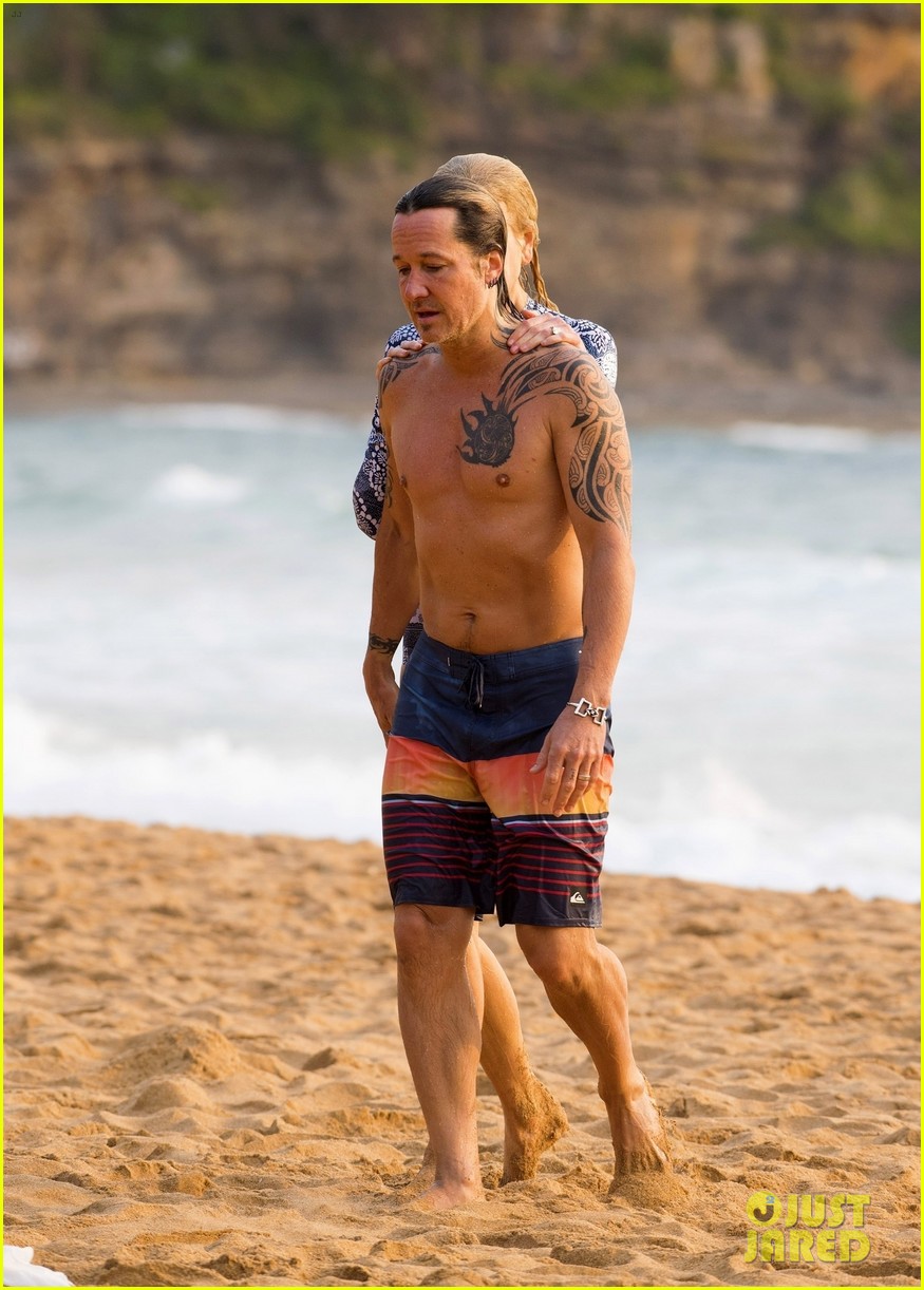 Shirtless Keith Urban Puts Tattoos on Display at Beach with Nicole Kidman!