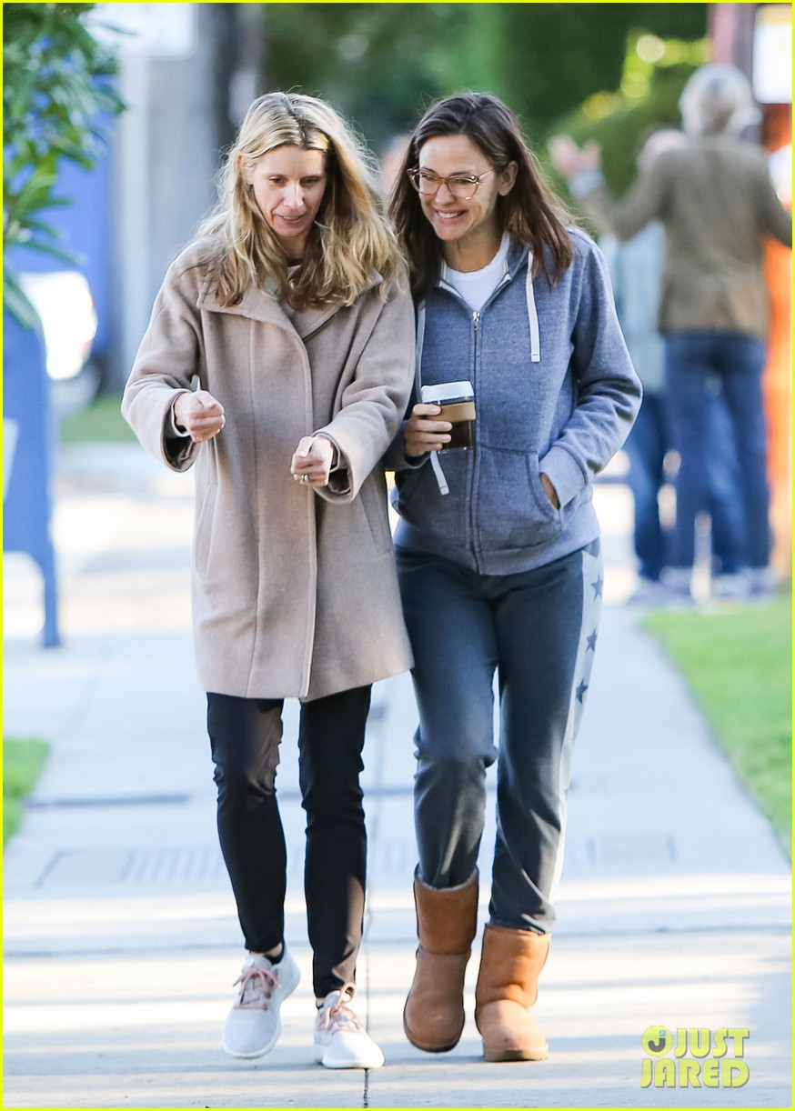 Jennifer Garner Makes a Coffee Run After Tyler Cameron's Tinder Comments