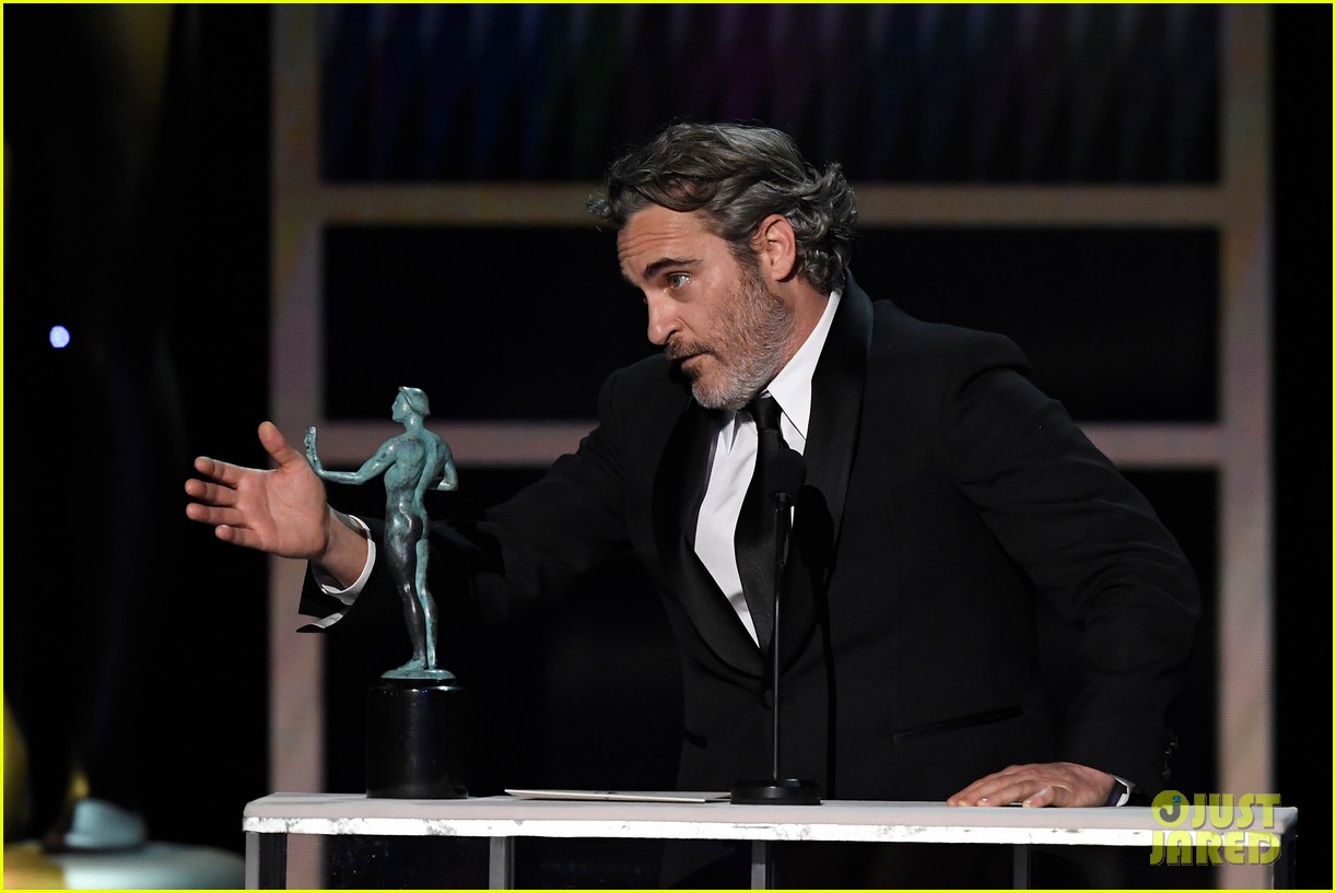Joaquin Phoenix Wins for 'Joker,' Pays Tribute to Heath Ledger at SAG Awards 2020 (Video)