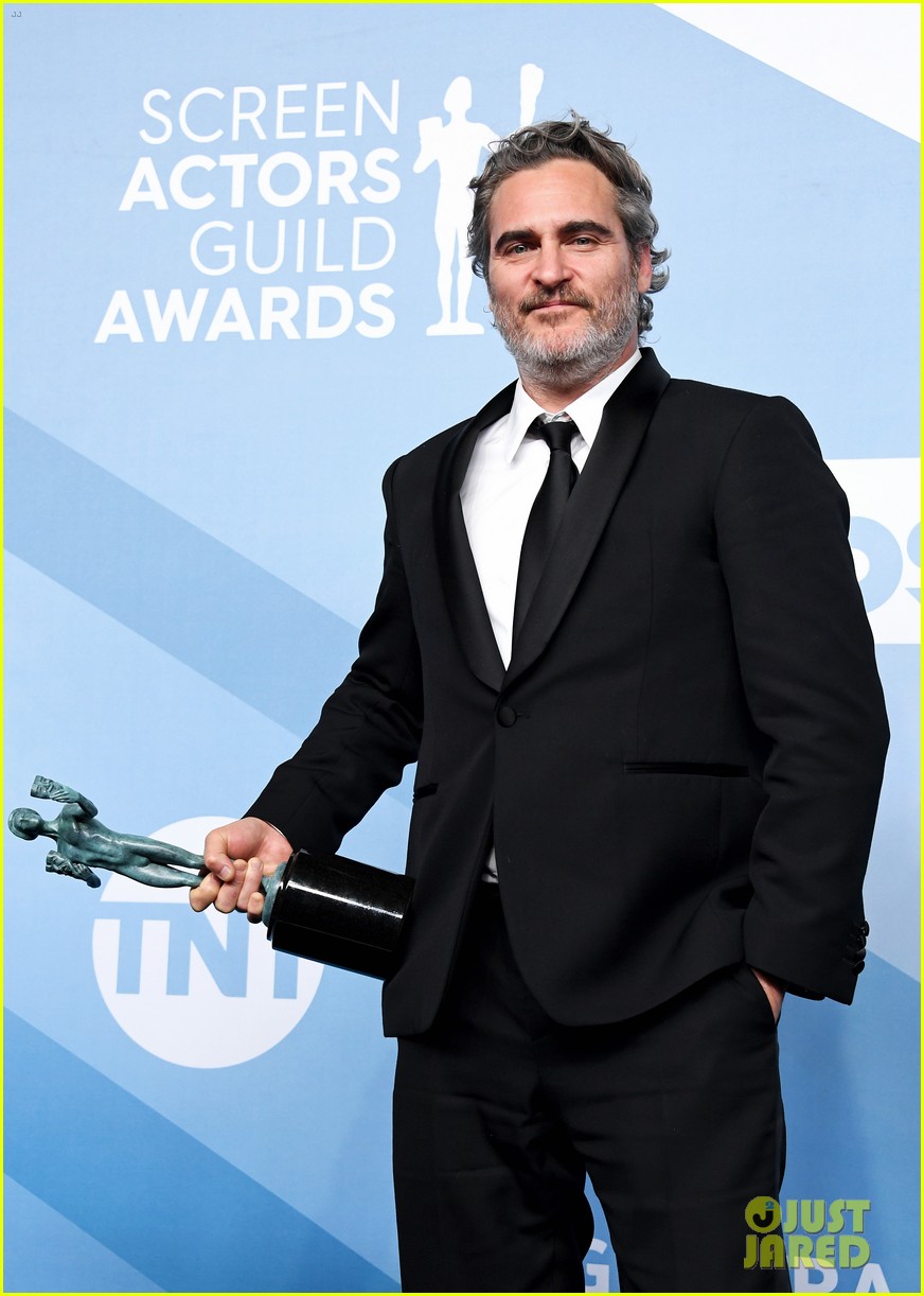Joaquin Phoenix Wins for 'Joker,' Pays Tribute to Heath Ledger at SAG Awards 2020 (Video)