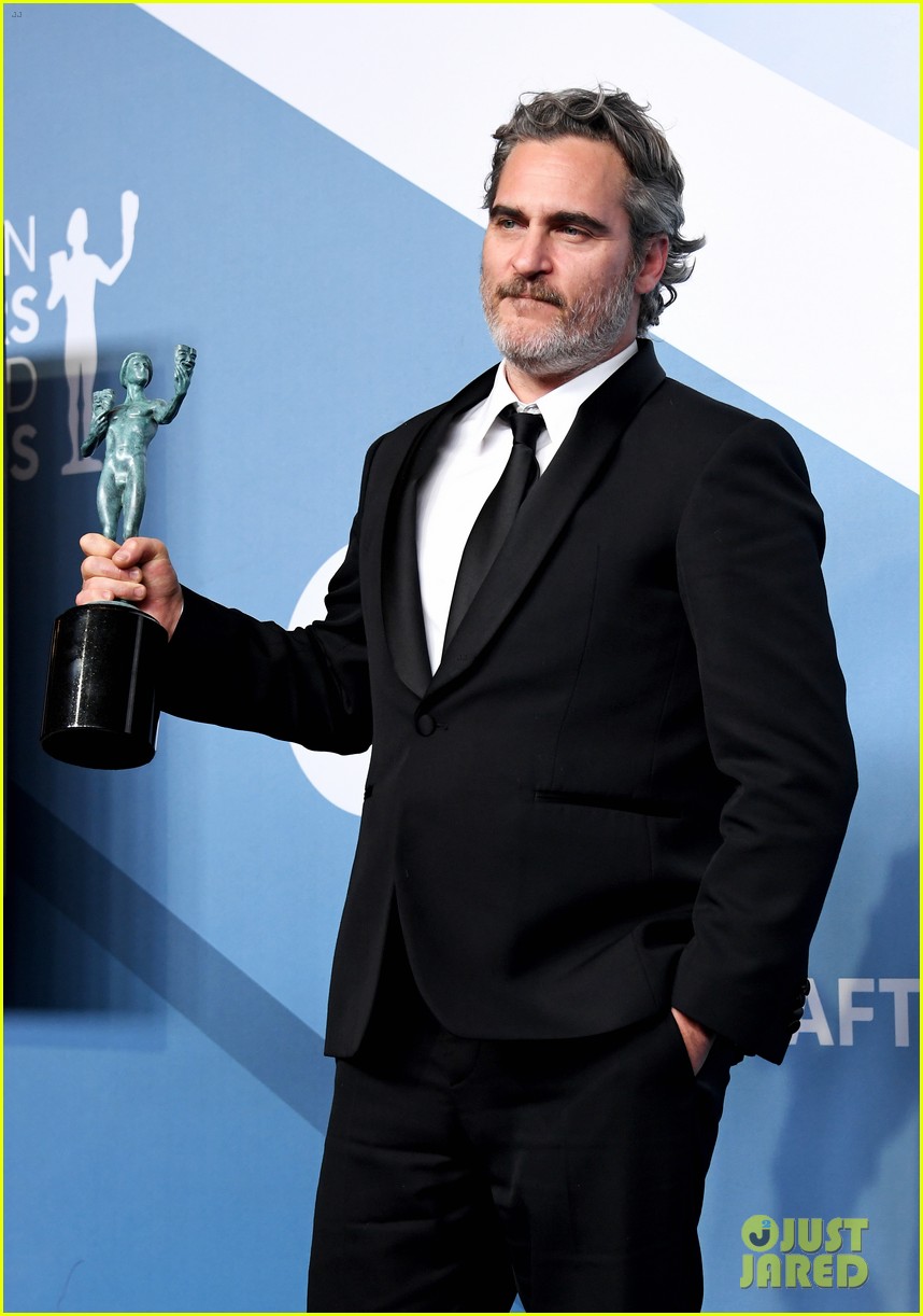 Joaquin Phoenix Wins for 'Joker,' Pays Tribute to Heath Ledger at SAG Awards 2020 (Video)