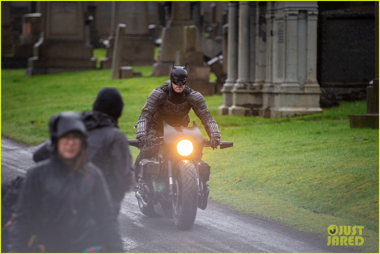'The Batman' Set Photos Reveal Closer Look at New Batsuit!