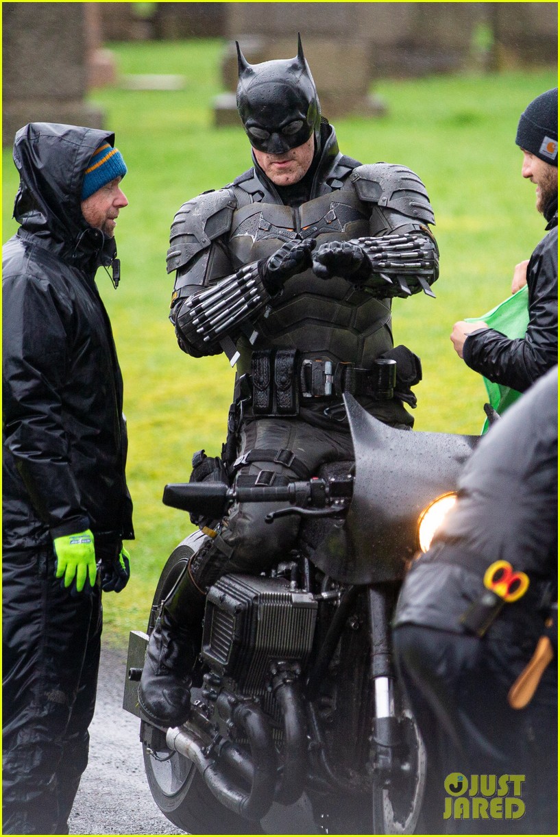 'The Batman' Set Photos Reveal Closer Look at New Batsuit!