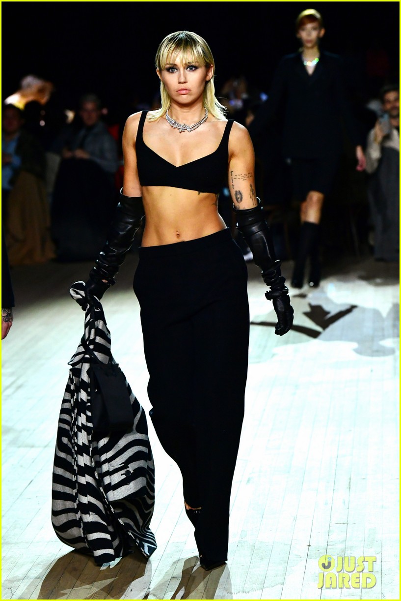 Miley Cyrus Shows Off Rocking Body Walking in Marc Jacobs NYFW Show!