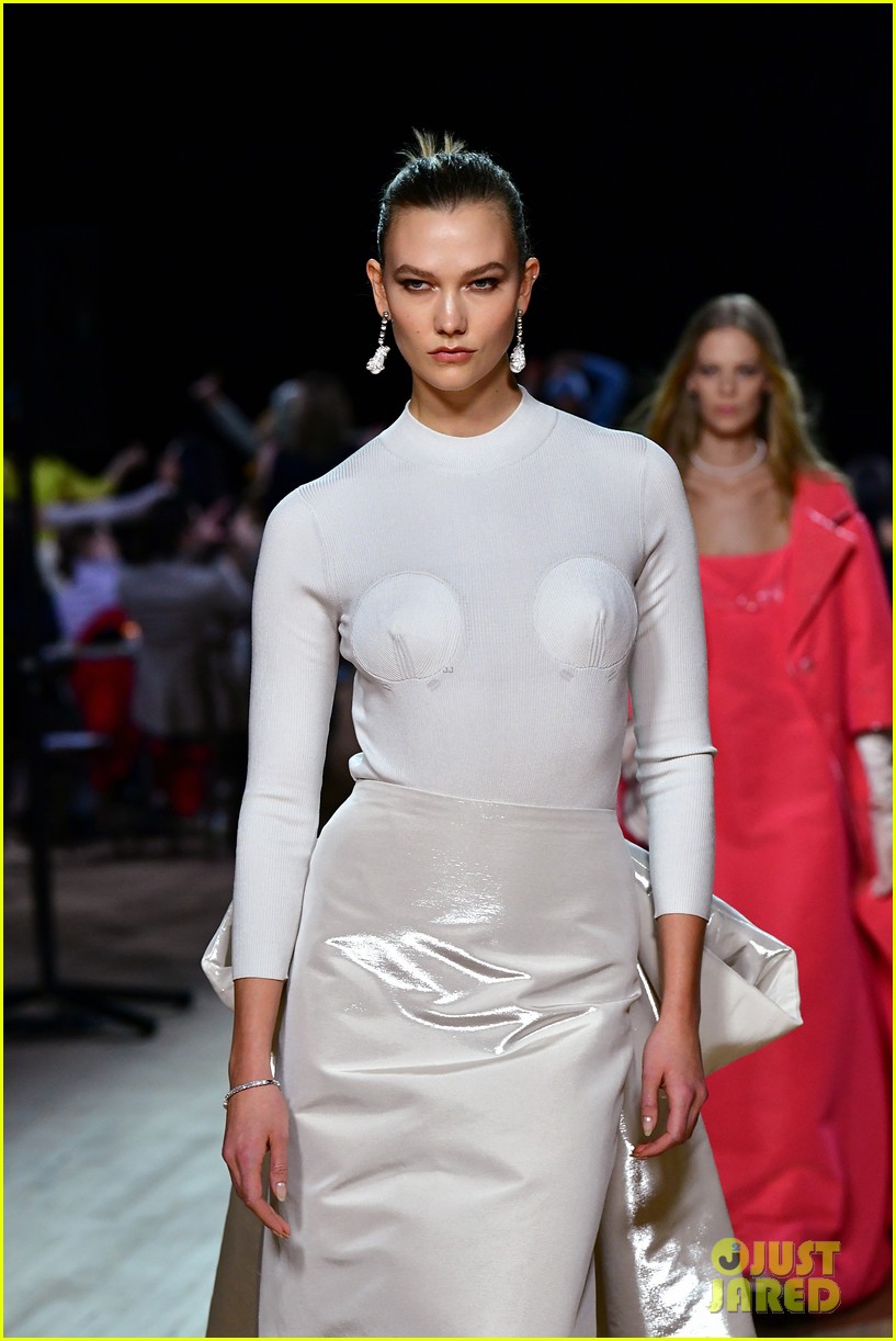 Miley Cyrus Shows Off Rocking Body Walking in Marc Jacobs NYFW Show!
