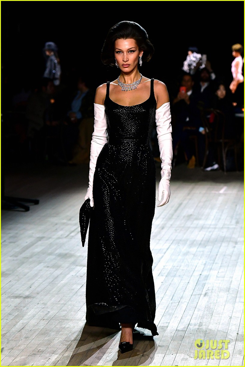 Miley Cyrus Shows Off Rocking Body Walking in Marc Jacobs NYFW Show!