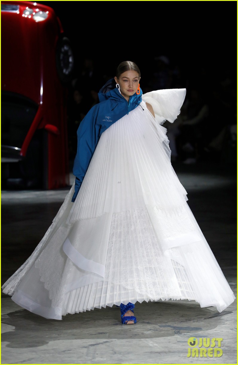 bella hadid off white blue dress & Gigi Walk the Runway with Their Mom at Off-White Show in Paris! | Just Jared Size1:M INFL Mariama Women's Trumpet Dress Flared